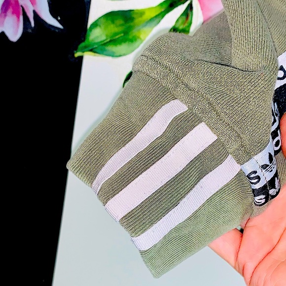 [SOLD] ADIDAS VINTAGE HOODIE🔥 Green Oversized Hoodie with three stripes . - Picture 3 of 5